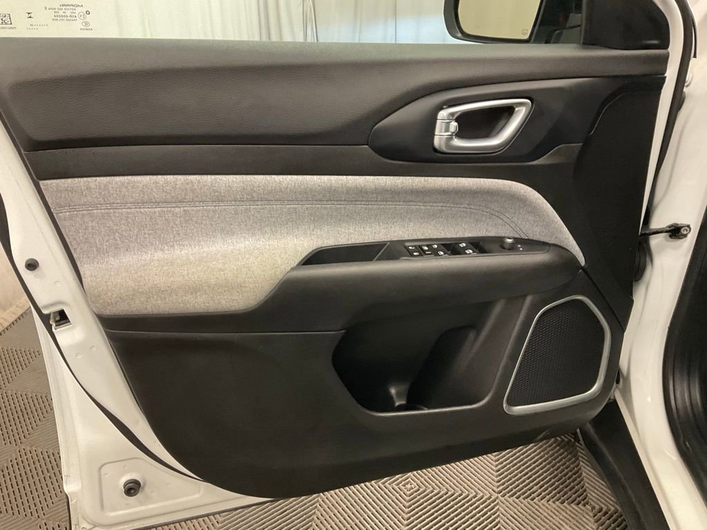 Used 2024 Jeep Compass Latitude image 10