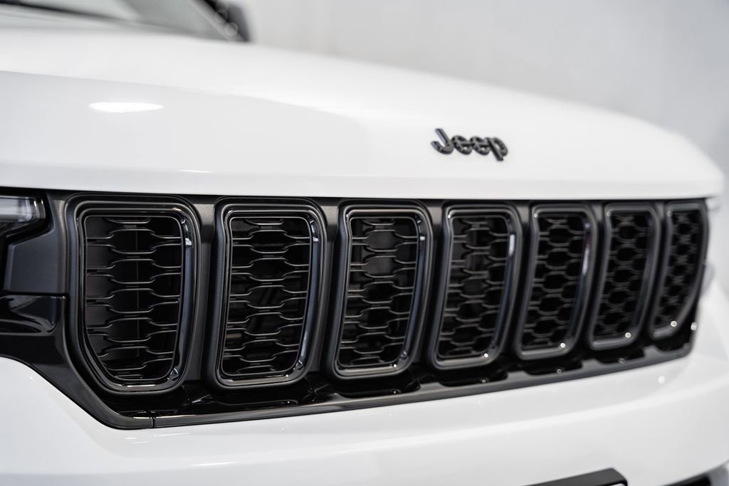 New 2025 Jeep Grand Cherokee Altitude image 11