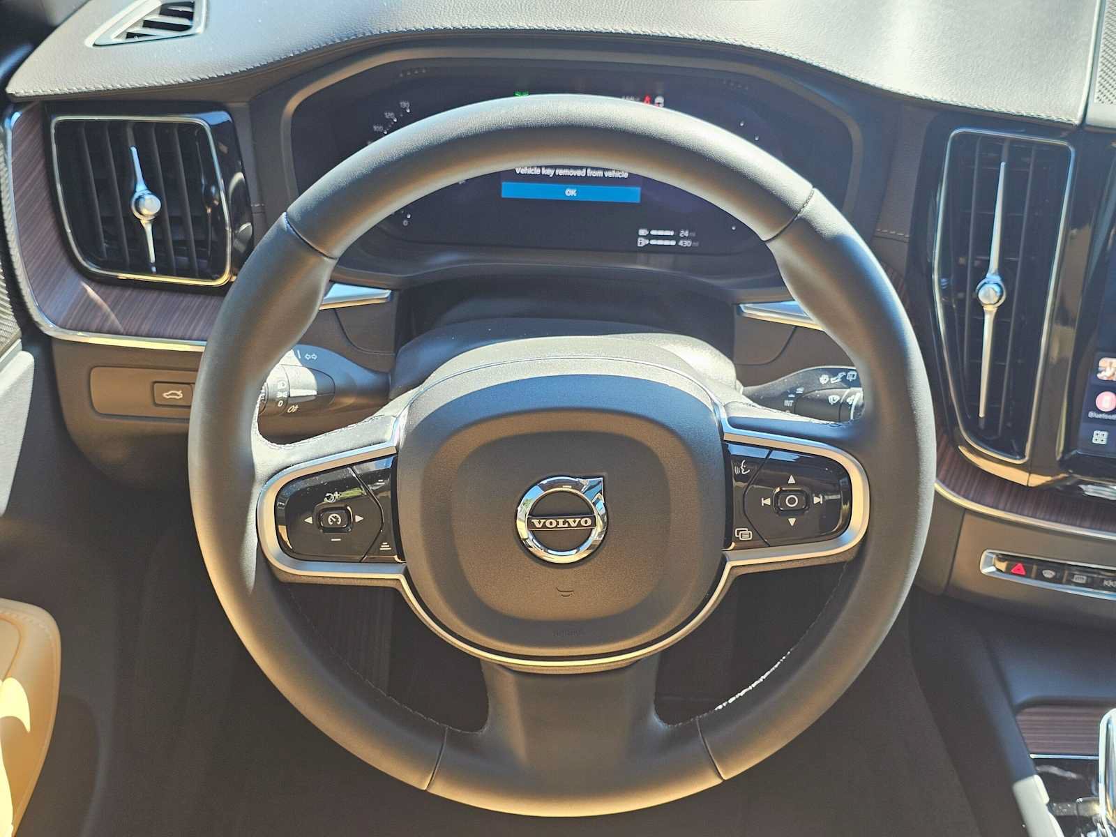 Used 2025 Volvo XC60 T8 Ultra w/ Climate Package AWD/4WD image 23