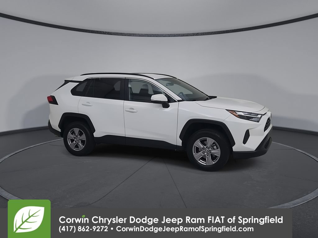 Used 2025 Toyota RAV4 XLE AWD/4WD image 2