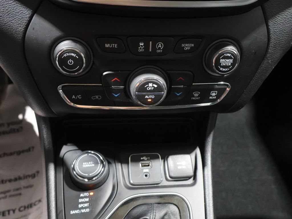 Used 2021 Jeep Cherokee Limited AWD/4WD image 27