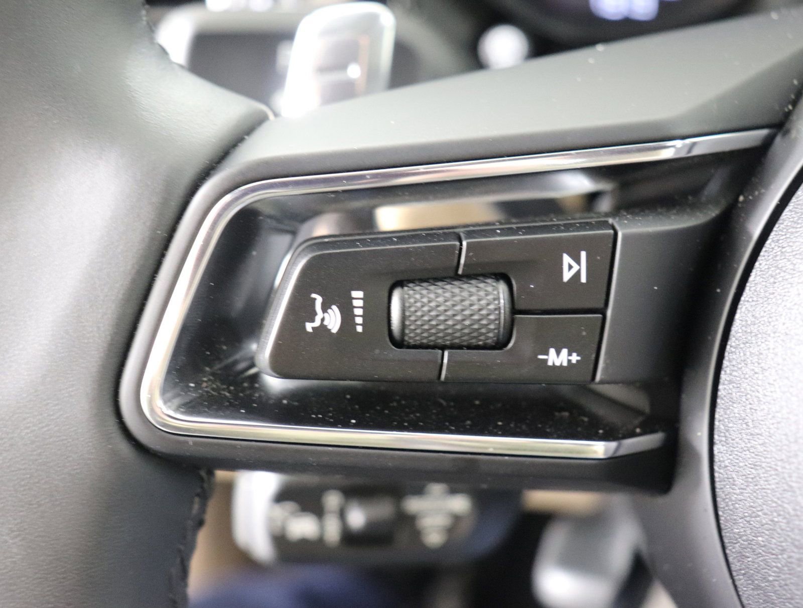 Used 2025 Porsche Macan image 19