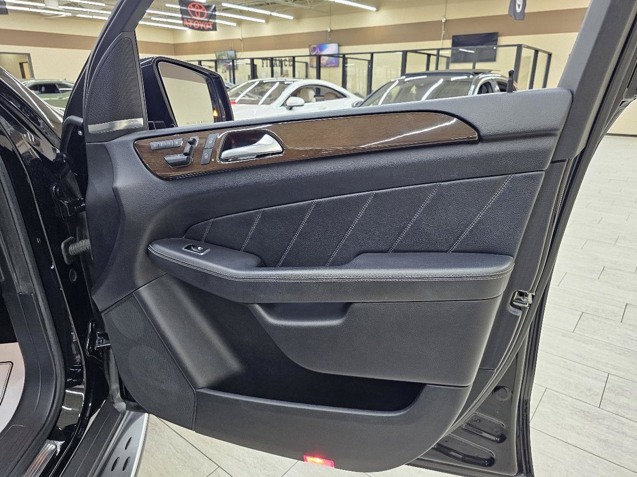 Used 2015 Mercedes-Benz GL 450 4MATIC w/ Appearance Package image 42