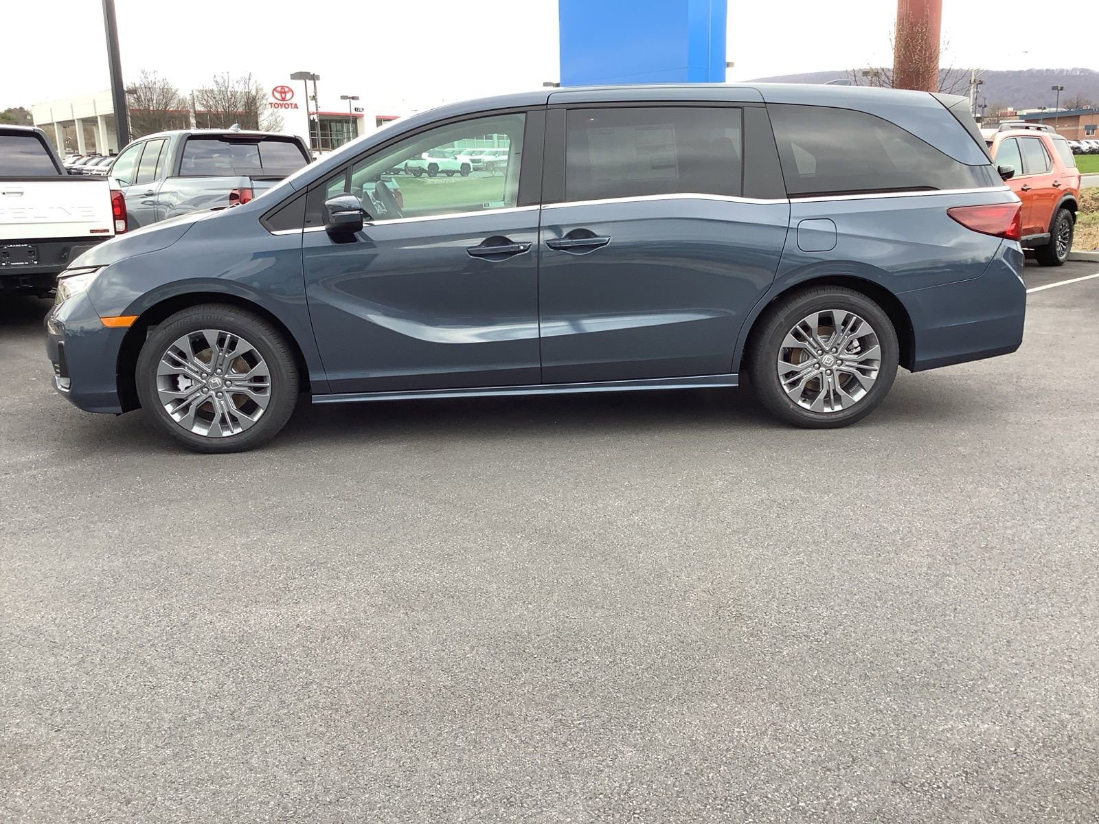 New 2026 Honda Odyssey Touring image 3