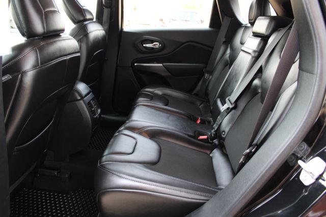 Used 2019 Jeep Cherokee Latitude Plus w/ Cold Weather Group AWD/4WD image 38