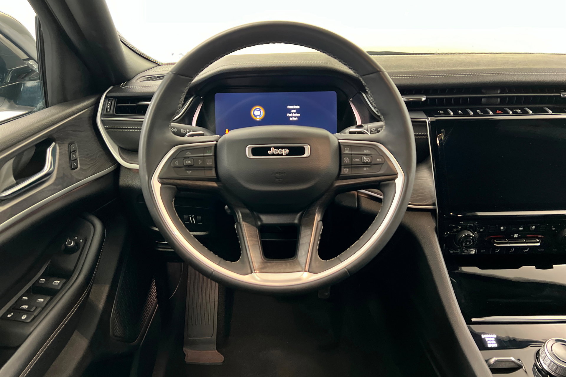 Used 2024 Jeep Grand Cherokee L Limited w/ Luxury Tech Group II image 12