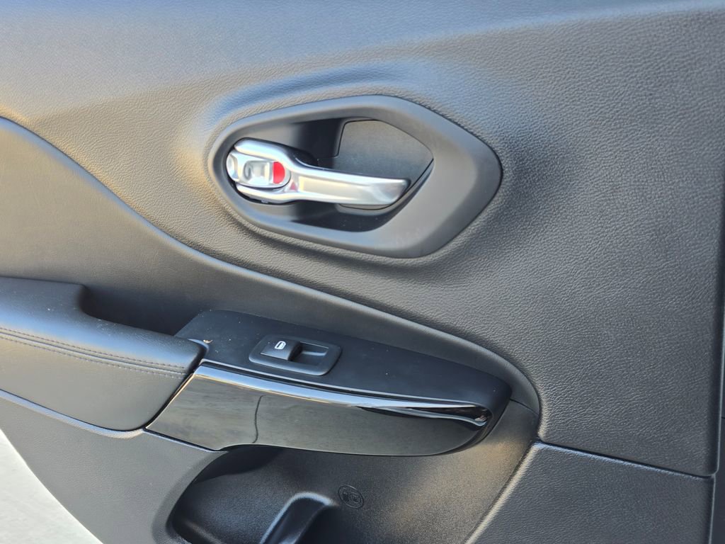 Used 2021 Jeep Cherokee Latitude Plus FWD image 18