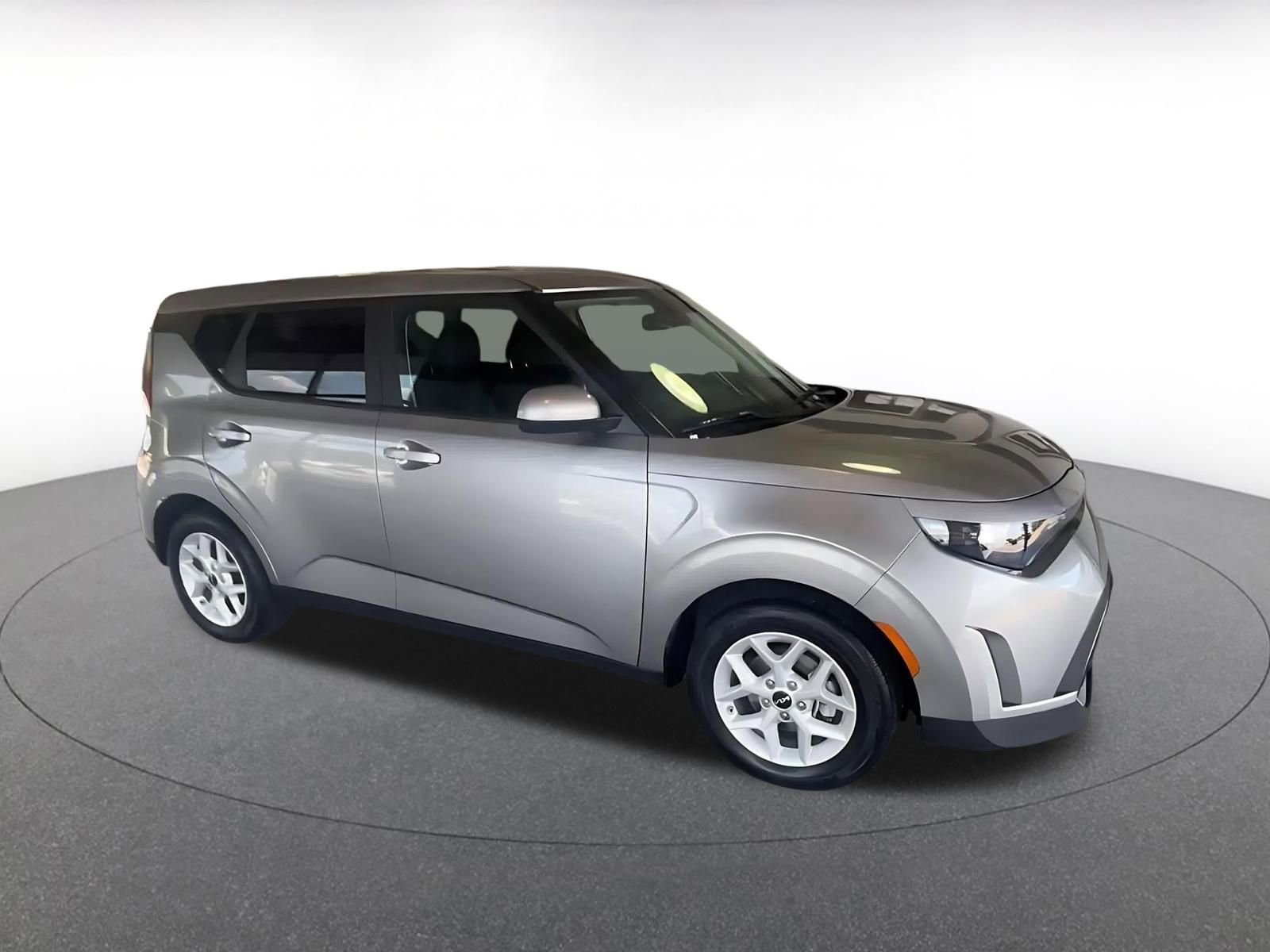 Used 2025 Kia Soul LX w/ LX Technology Package FWD image 2