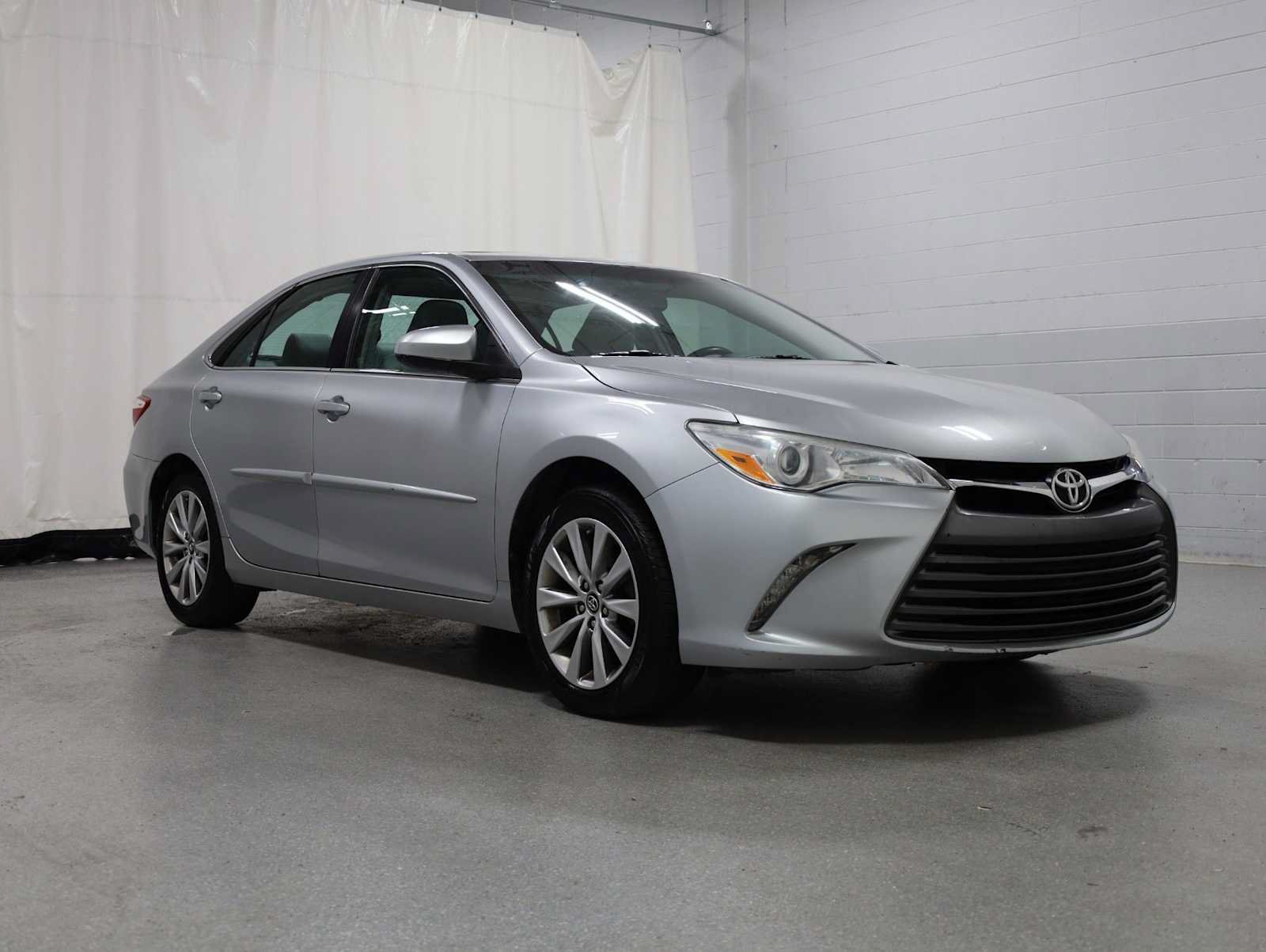 Used 2017 Toyota Camry XLE w/ Moonroof Package FWD image 13