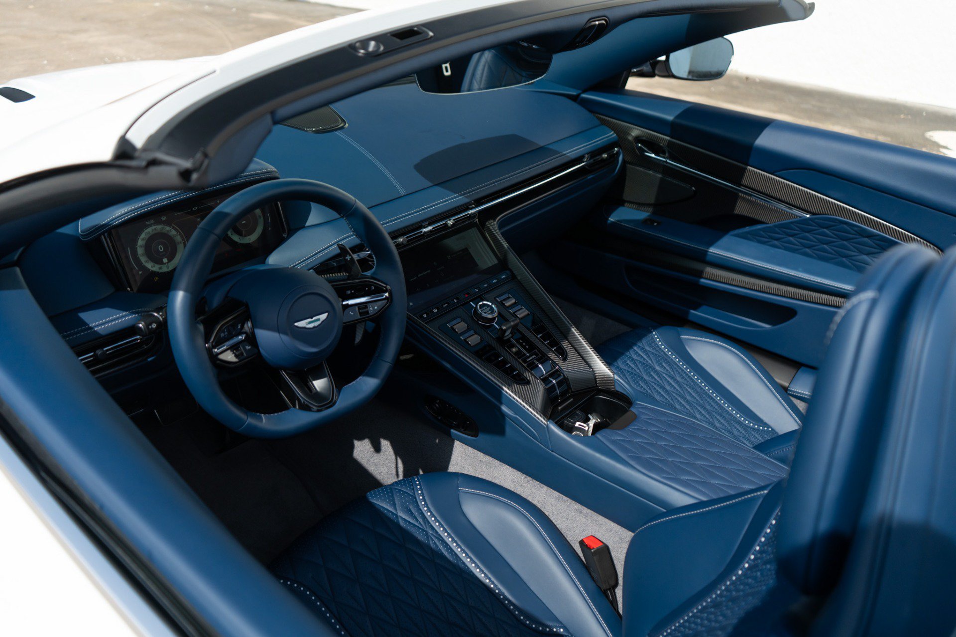 Used 2025 Aston Martin DB12 Convertible RWD image 8