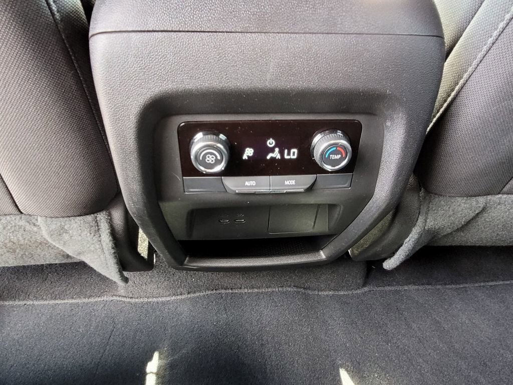 Certified 2025 Chevrolet Traverse LT FWD image 16