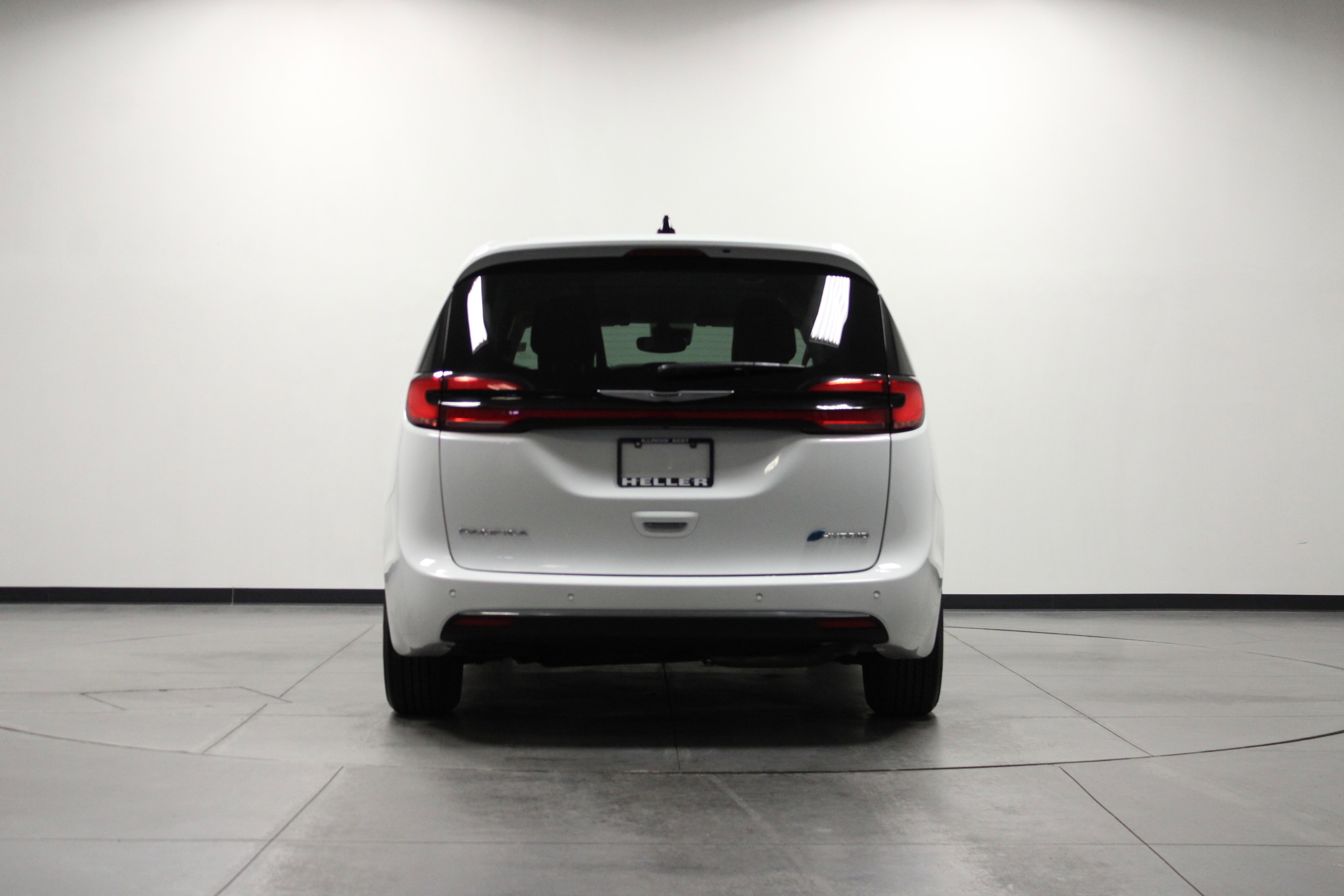 Used 2024 Chrysler Pacifica Select FWD image 5