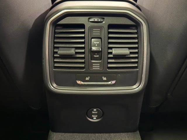 Certified 2025 Porsche Macan AWD/4WD image 30
