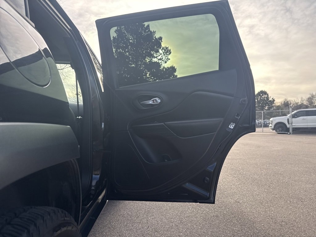 Used 2016 Jeep Cherokee Trailhawk w/ Comfort/Convenience Group image 24