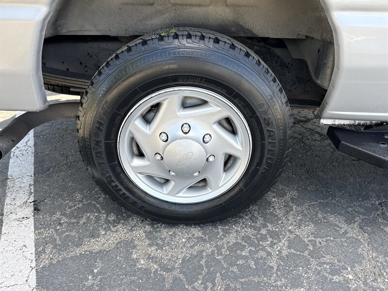 Used 2011 Ford E-350 and Econoline 350 XLT RWD image 11