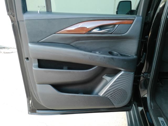 Used 2018 Cadillac Escalade ESV 4WD image 16