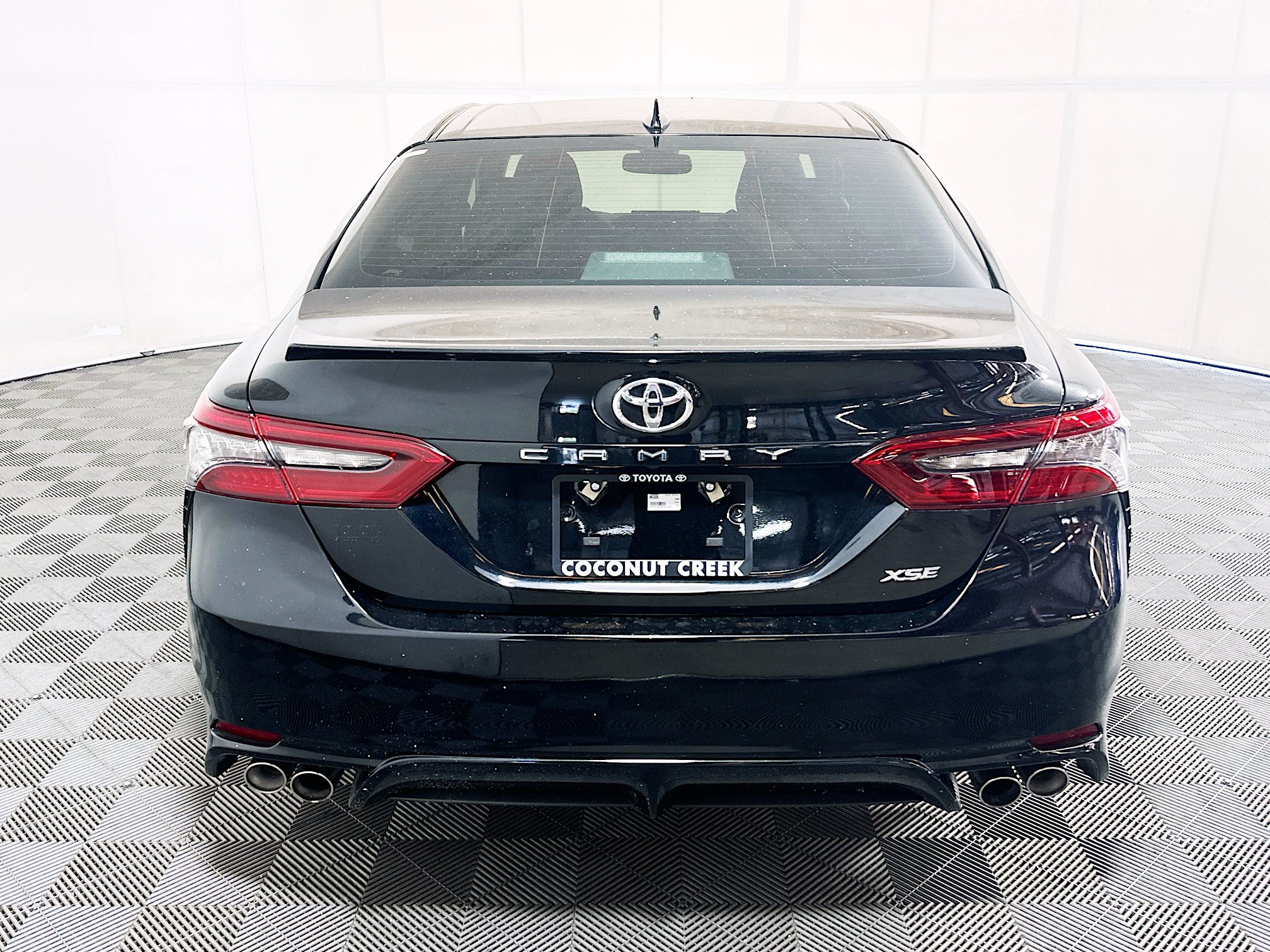 Used 2022 Toyota Camry XSE FWD image 4