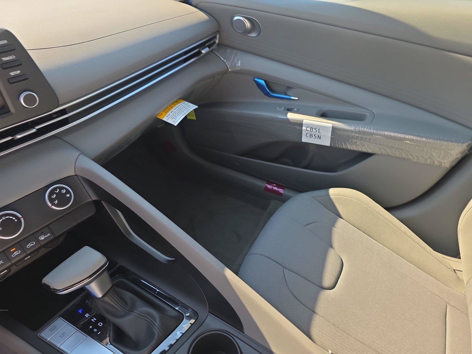 New 2026 Hyundai Elantra SE FWD image 21