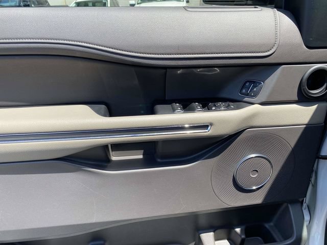 Used 2020 Ford Expedition XLT w/ Equipment Group 202A AWD/4WD image 22