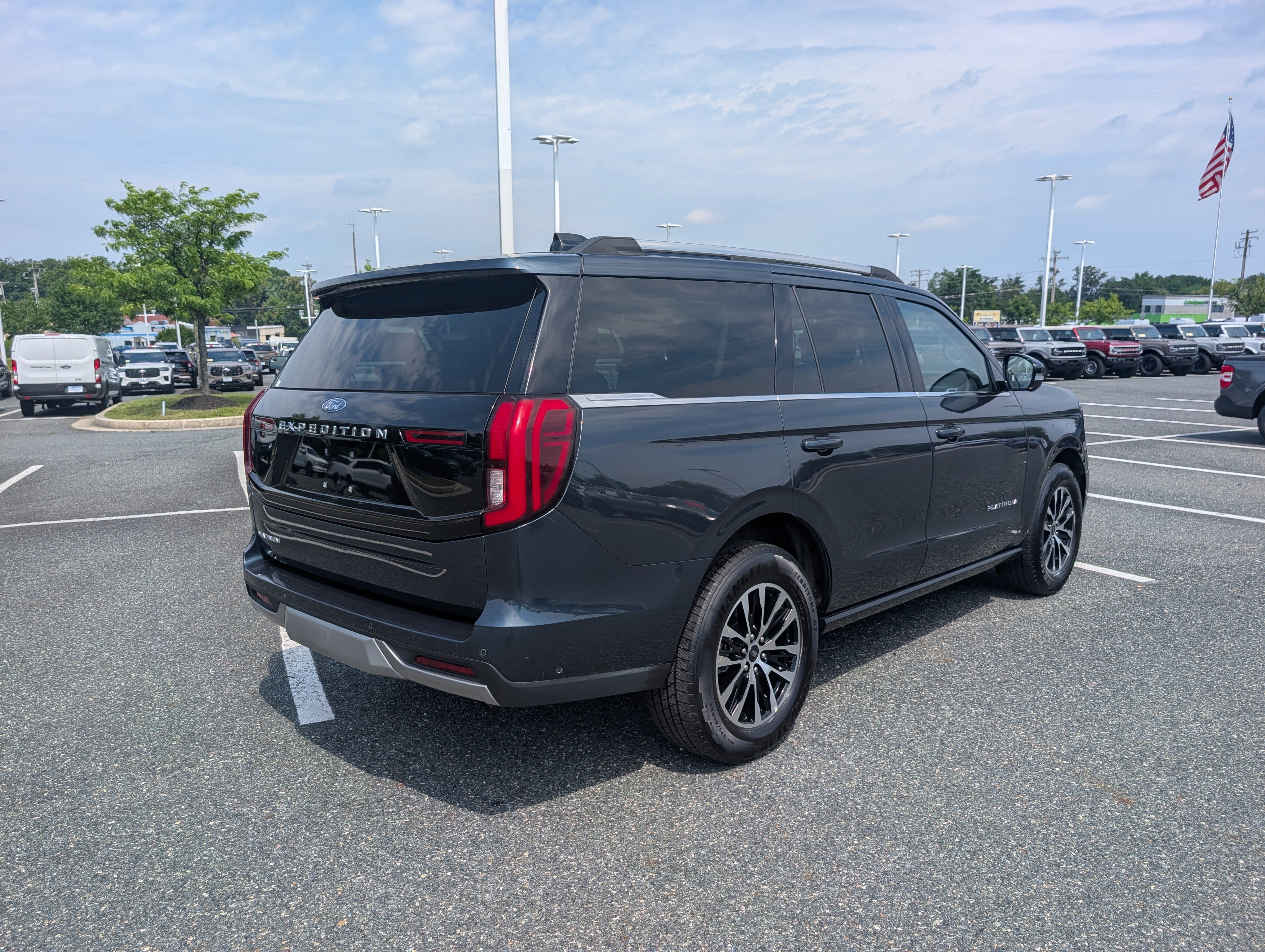 Used 2025 Ford Expedition Platinum AWD/4WD image 4