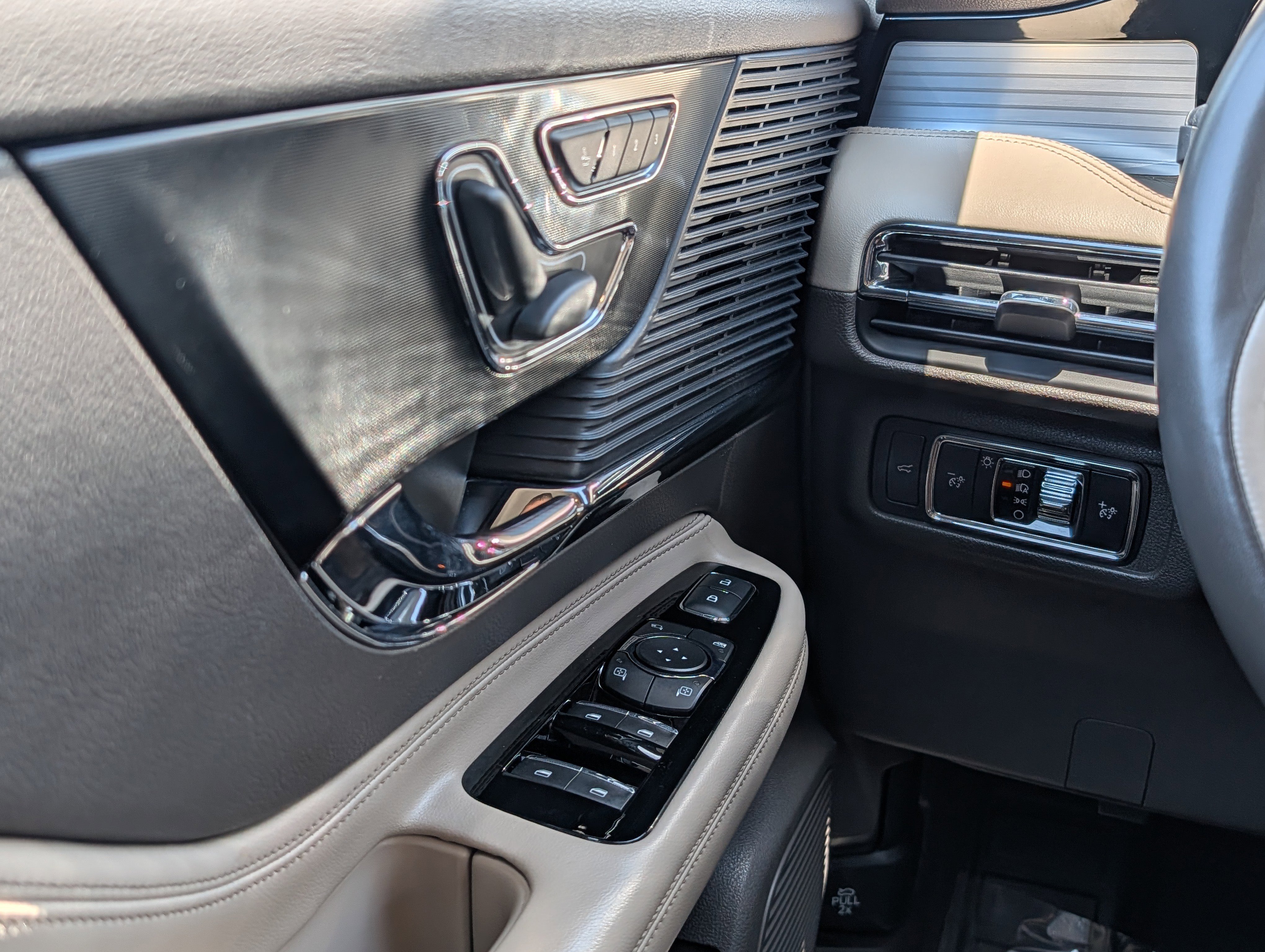 Used 2021 Lincoln Corsair FWD w/ Convenience Package image 24