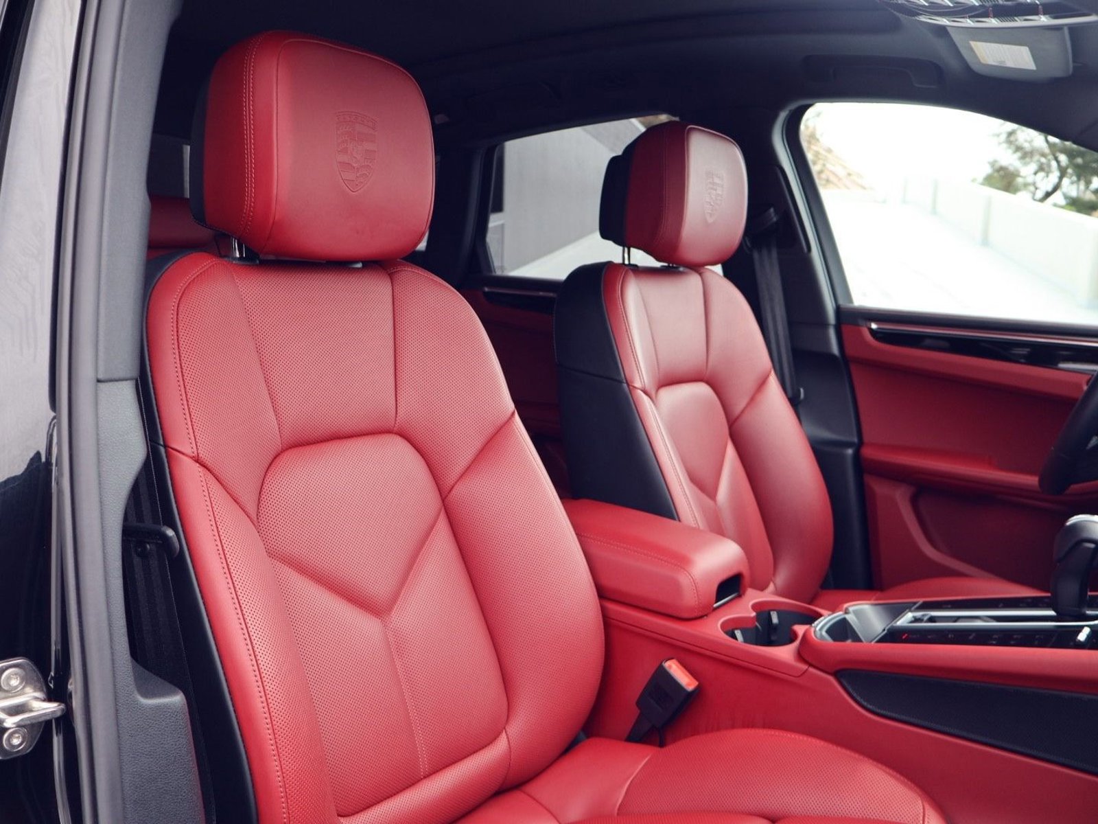 Certified 2025 Porsche Macan image 24