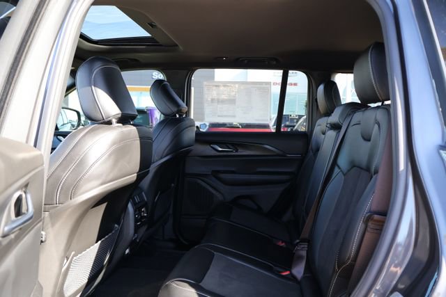 New 2025 Jeep Grand Cherokee Altitude image 9