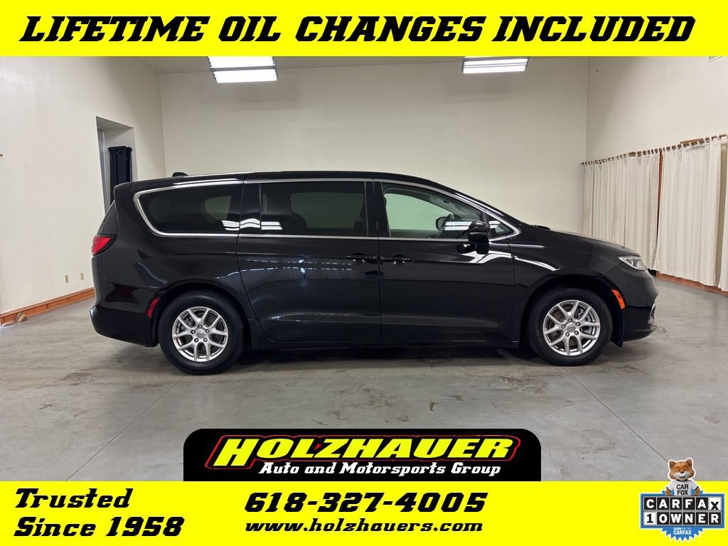 Used 2024 Chrysler Pacifica Touring-L FWD image 1