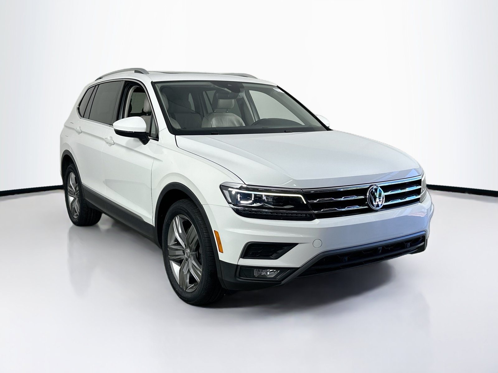Used 2018 Volkswagen Tiguan SEL Premium FWD image 3