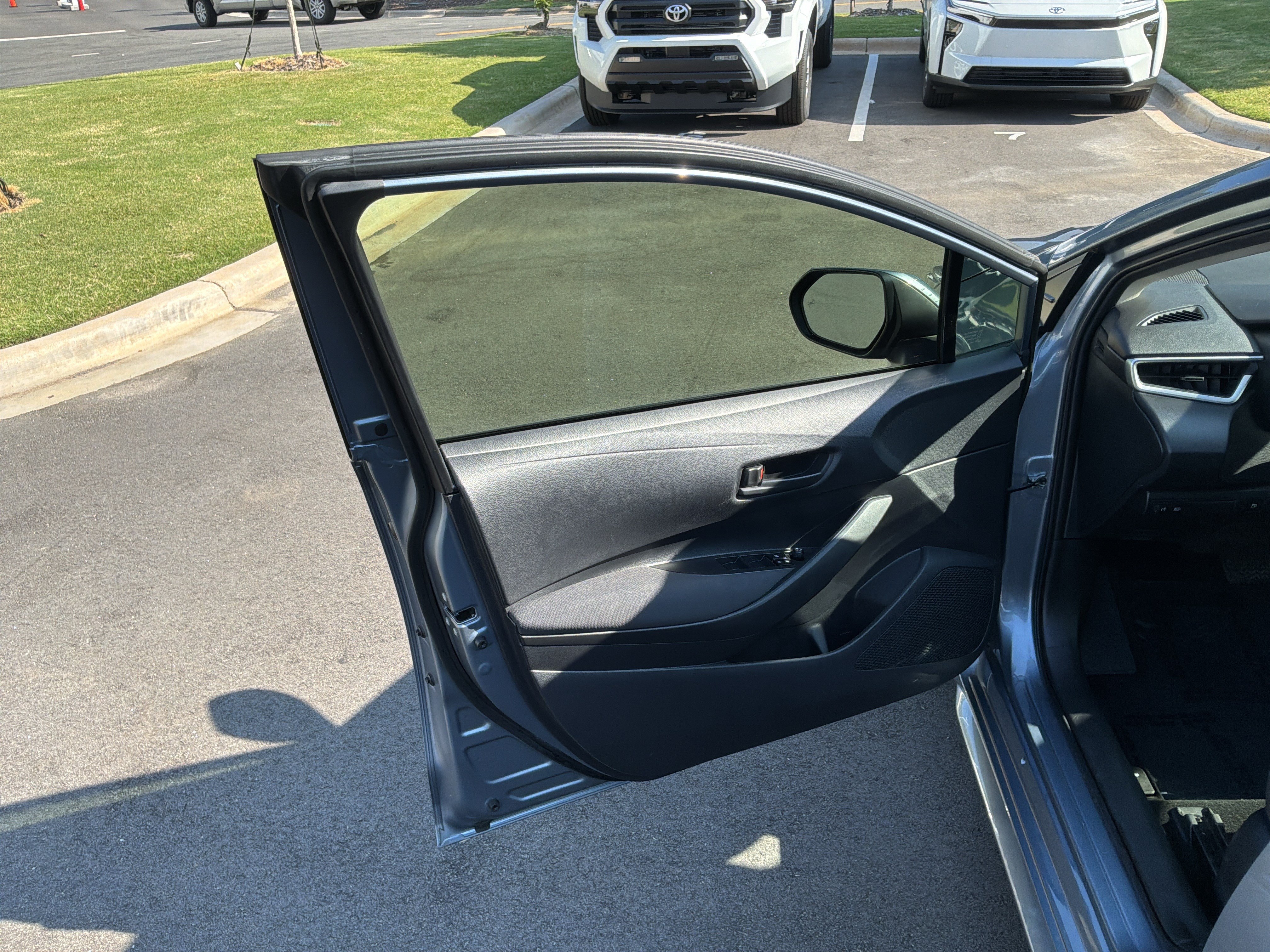 Used 2023 Toyota Corolla LE w/ LE Convenience Package FWD image 14
