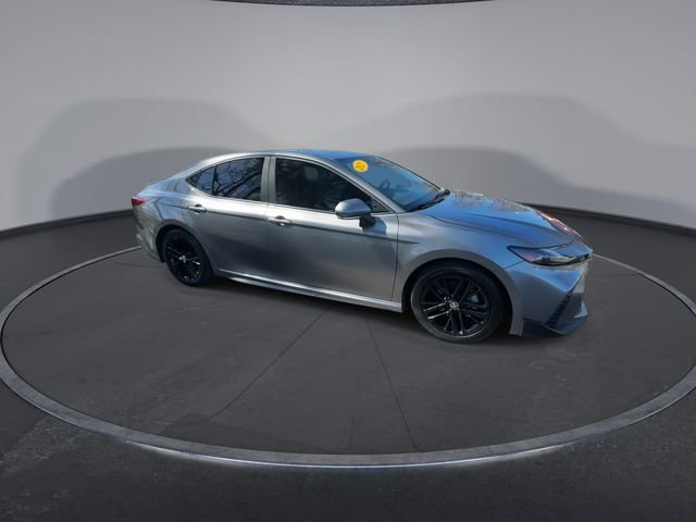 Used 2025 Toyota Camry SE image 3