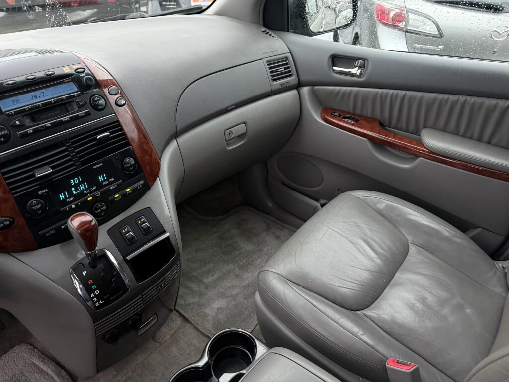Used 2005 Toyota Sienna XLE Limited image 21