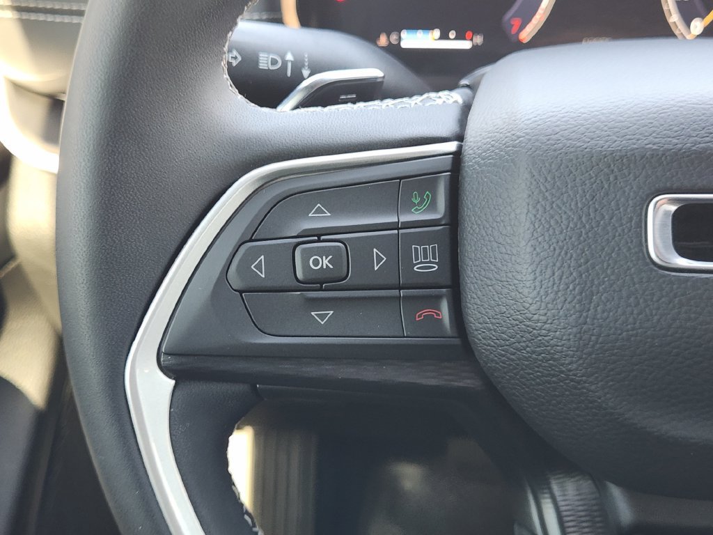 Used 2025 Jeep Grand Cherokee L Laredo RWD image 30