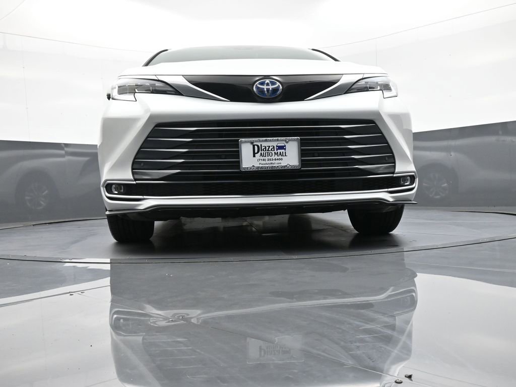 Certified 2025 Toyota Sienna Limited image 29