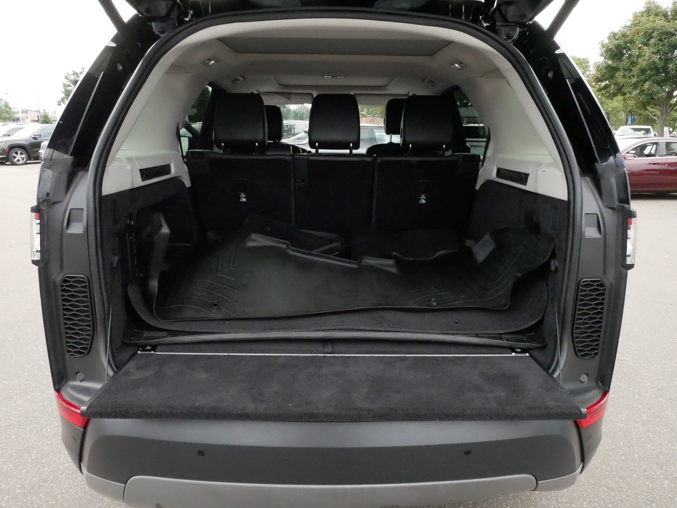 Used 2020 Land Rover Discovery SE AWD/4WD image 18