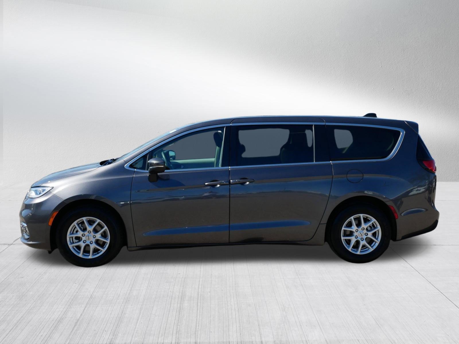 Used 2023 Chrysler Pacifica Touring-L FWD image 4