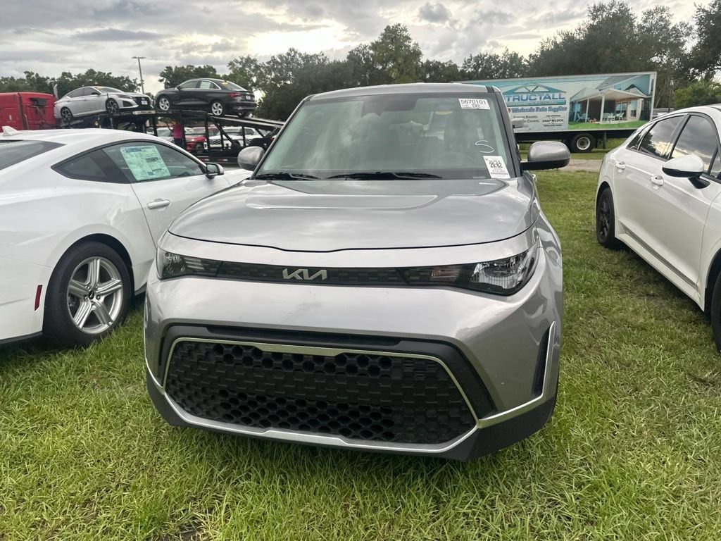 Used 2025 Kia Soul LX FWD image 4
