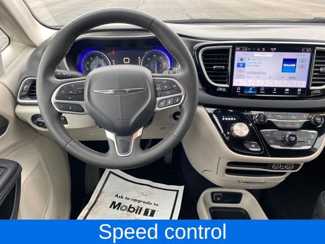 Used 2024 Chrysler Pacifica Touring-L FWD image 7