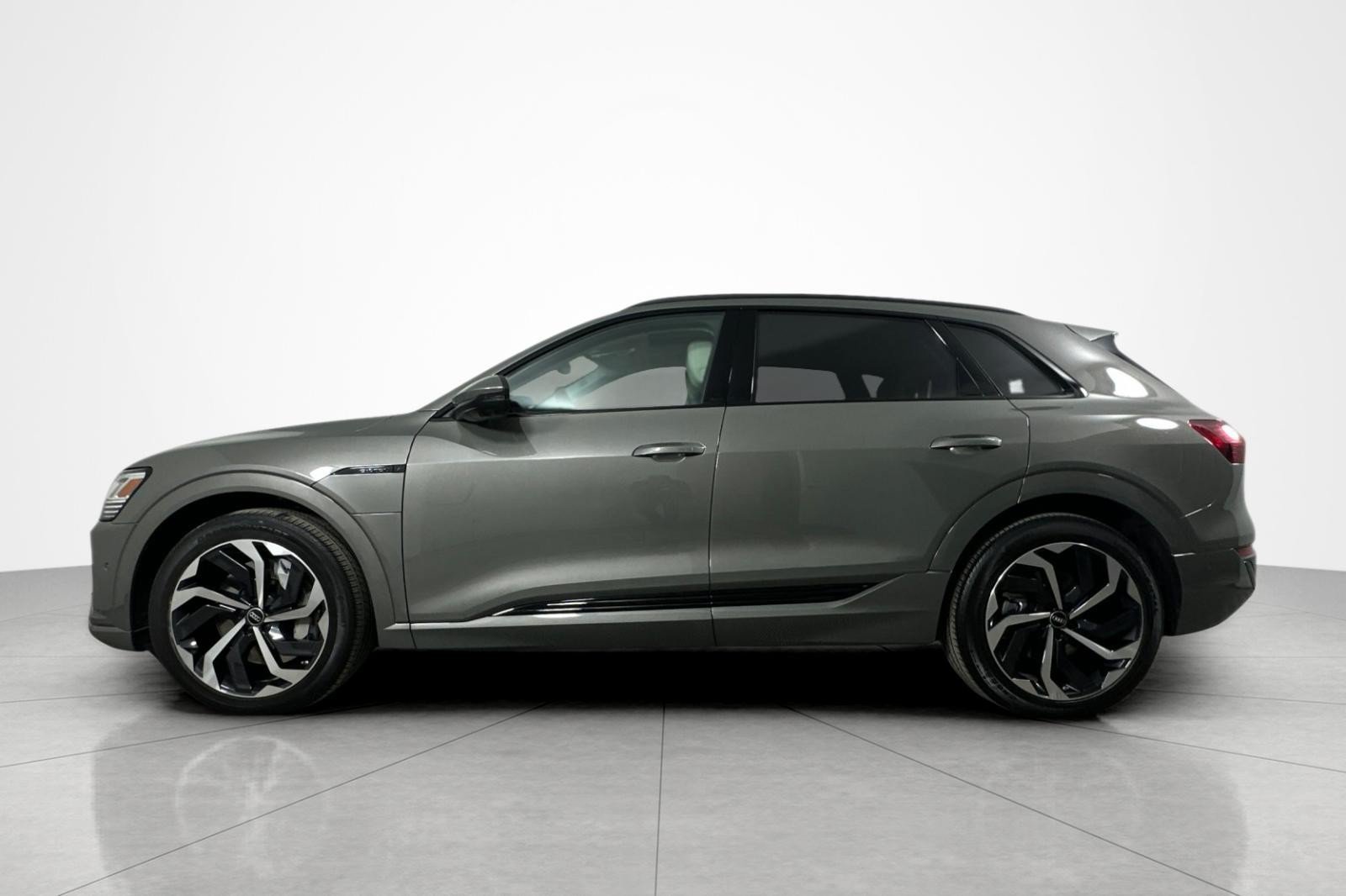 Used 2024 Audi Q8 e-tron Premium Plus w/ Premium Plus Package AWD/4WD image 2