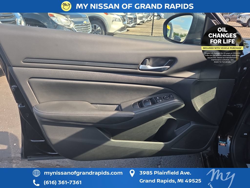 Used 2025 Nissan Altima 2.5 SV FWD image 11