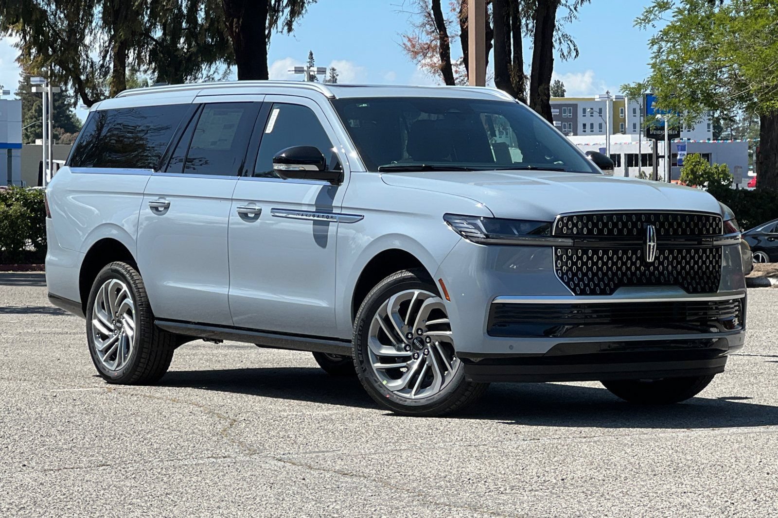 New 2026 Lincoln Navigator L Reserve AWD/4WD image 2