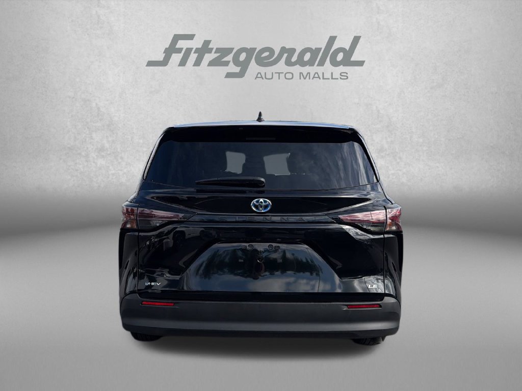 Used 2025 Toyota Sienna LE FWD image 7