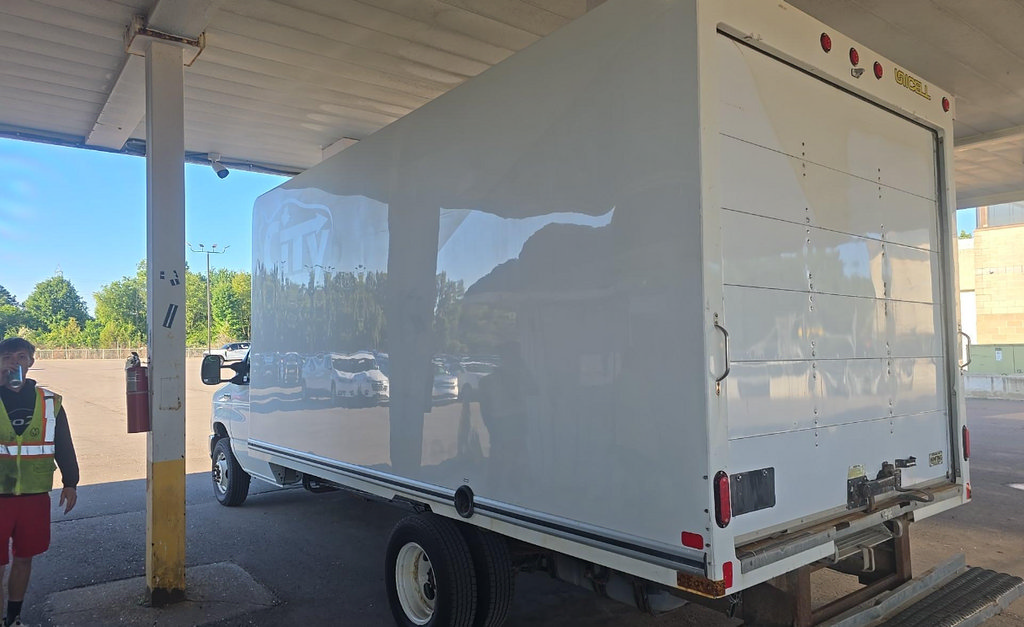 Used 2023 Ford E-450 and Econoline 450 Super Duty RWD image 3