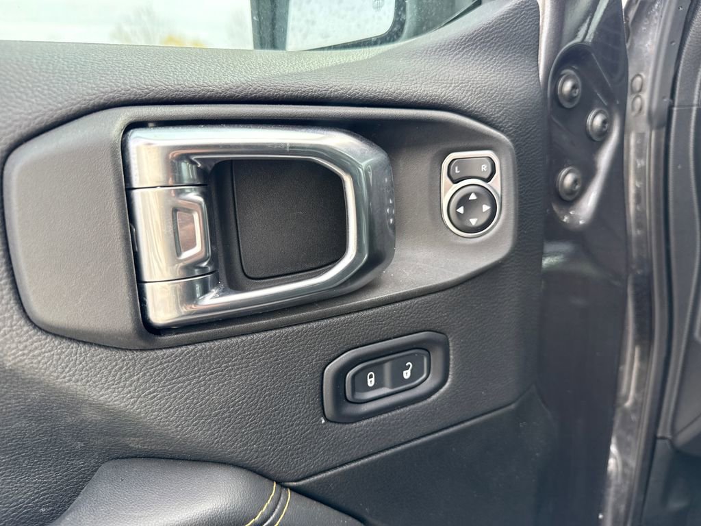 Used 2025 Jeep Wrangler Unlimited Sahara AWD/4WD image 8