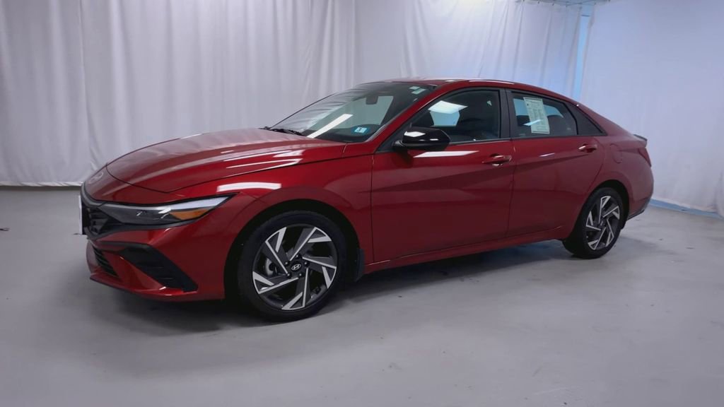 Used 2025 Hyundai Elantra Sport image 4
