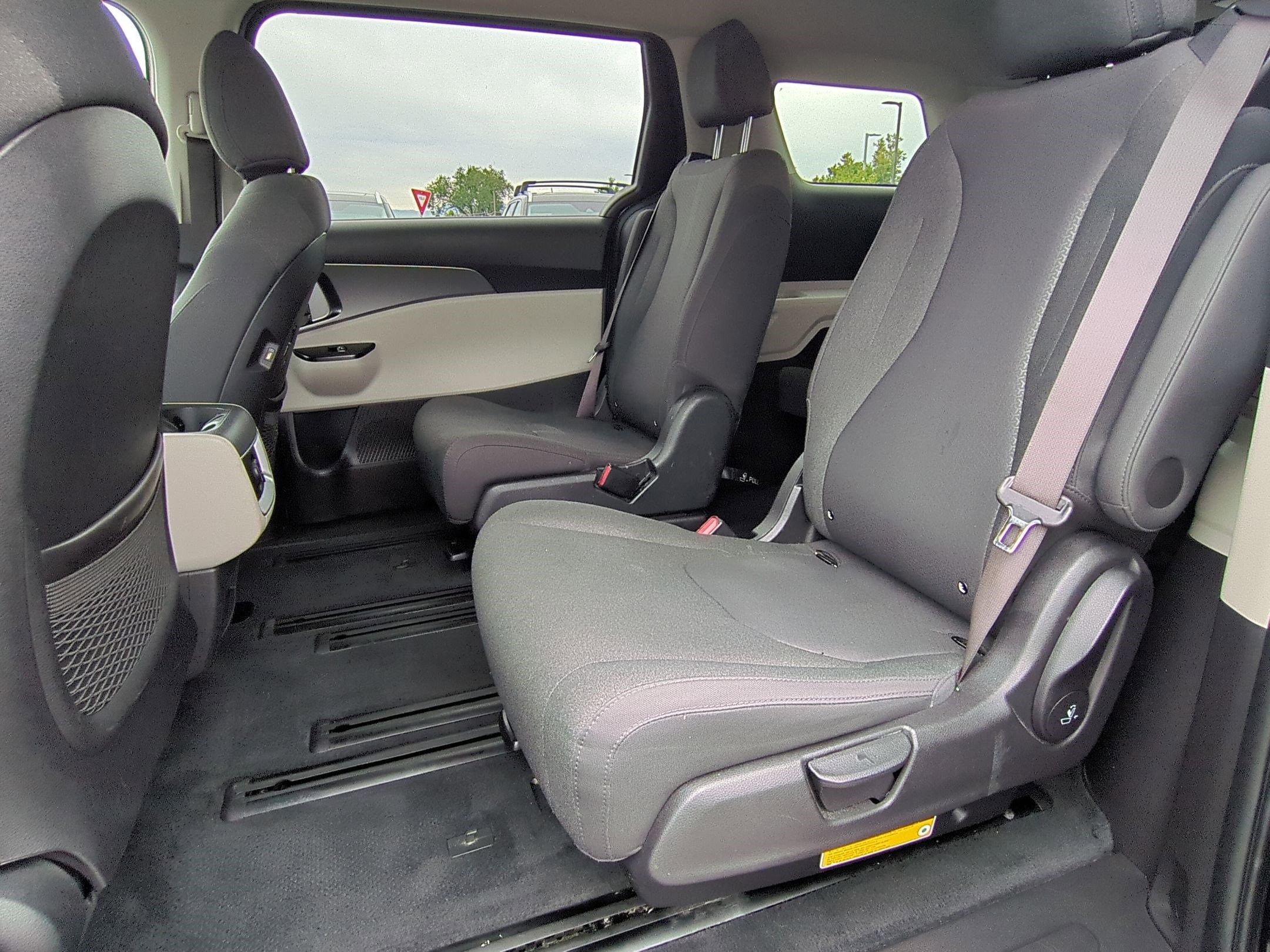 Used 2022 Kia Carnival LX image 27