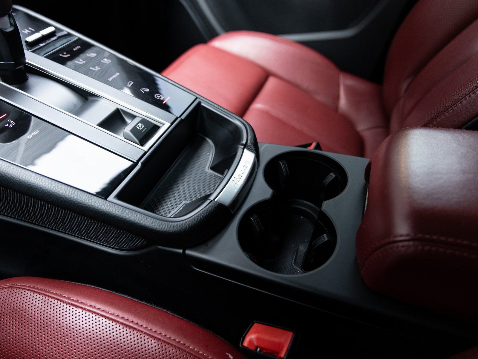 Certified 2024 Porsche Macan image 18