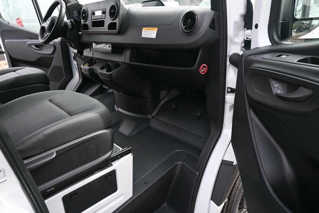 Used 2025 Mercedes-Benz Sprinter 2500 image 18