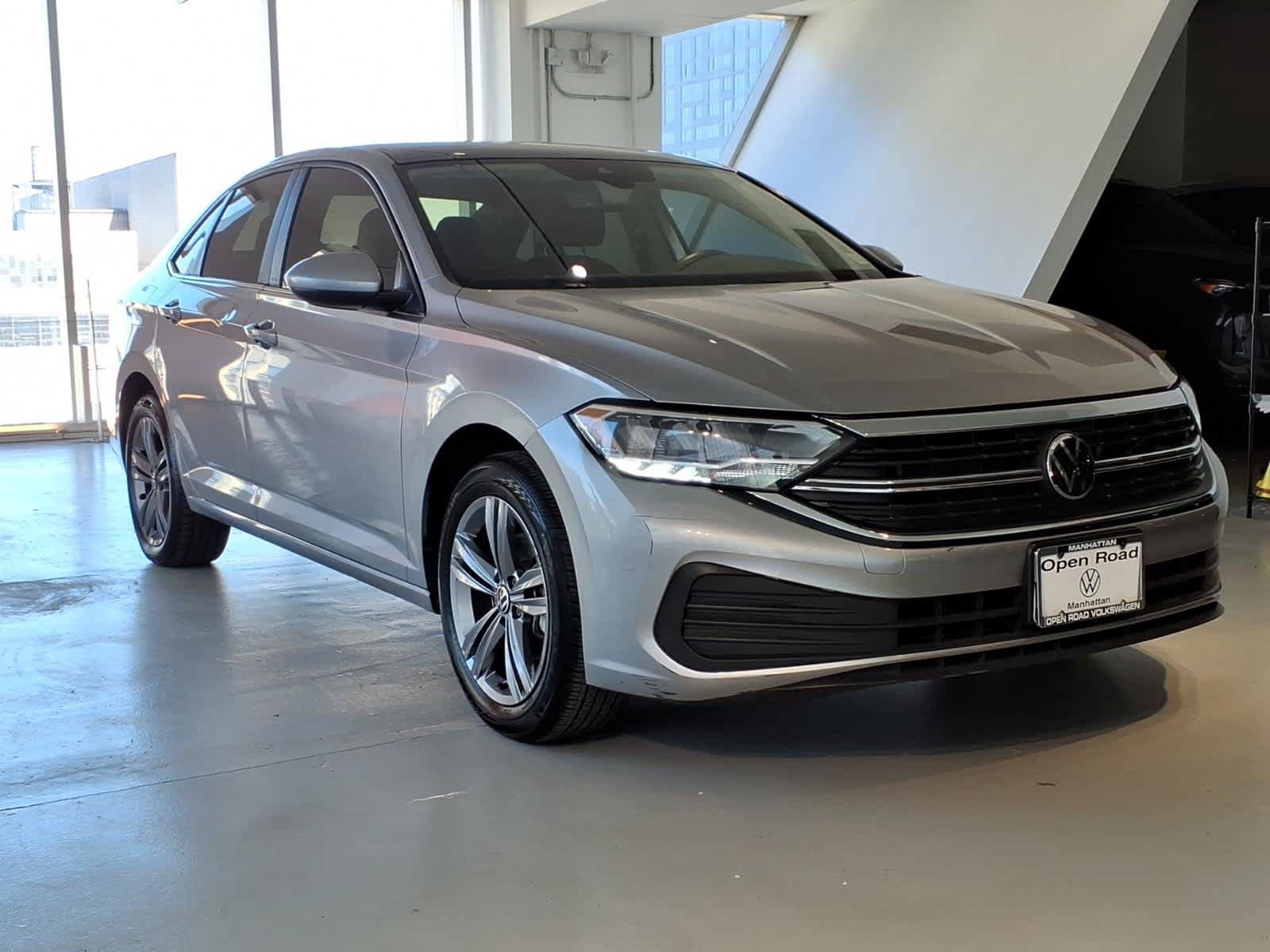 Used 2023 Volkswagen Jetta SE w/ Panoramic Sunroof Package FWD image 3
