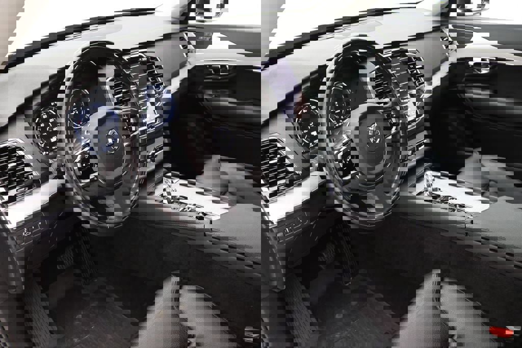 Used 2016 Volvo XC90 T8 Momentum w/ Vision Package AWD/4WD image 15